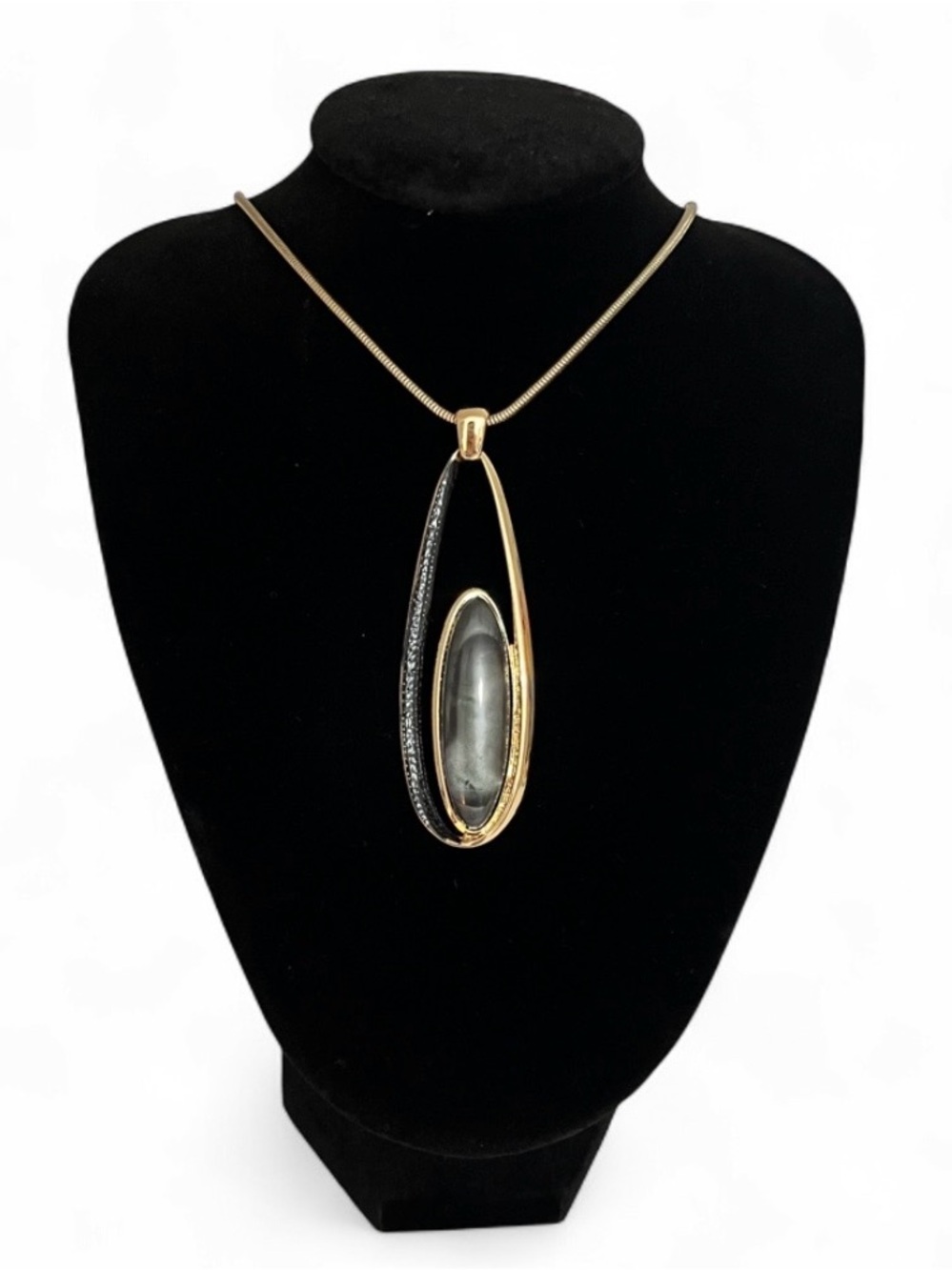 Vintage Elegant Gold-Tone Grey Stone Pendant Necklace